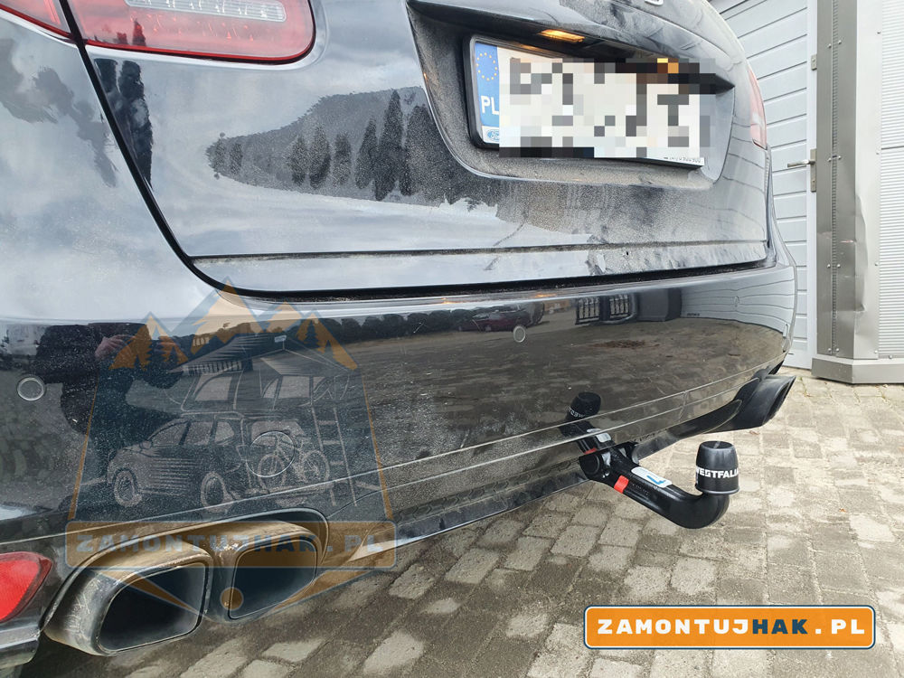 na zdjęciu samoch&oacute;d osobowy Porsche Cayenne z hakiem holowniczym i zbliżenie na hak holowniczy 321736600001 po montażu haka w Porsche Cayenne